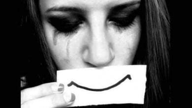 ابتسامة زائفة