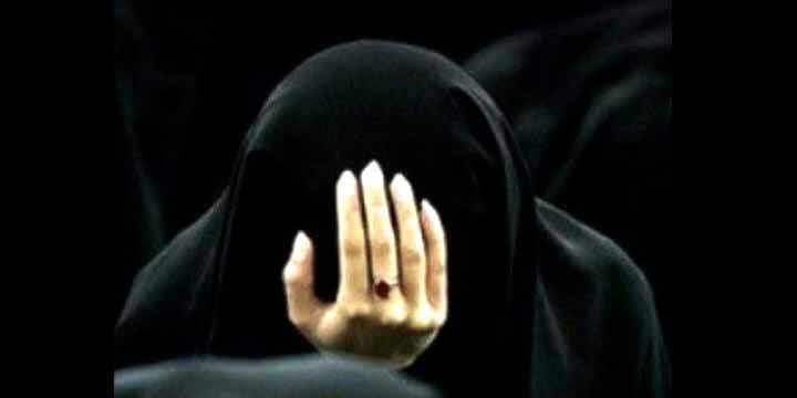 محجبة تبكي