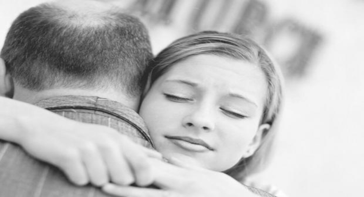 تجربة أبي .. ابنة تحتضن أبيها